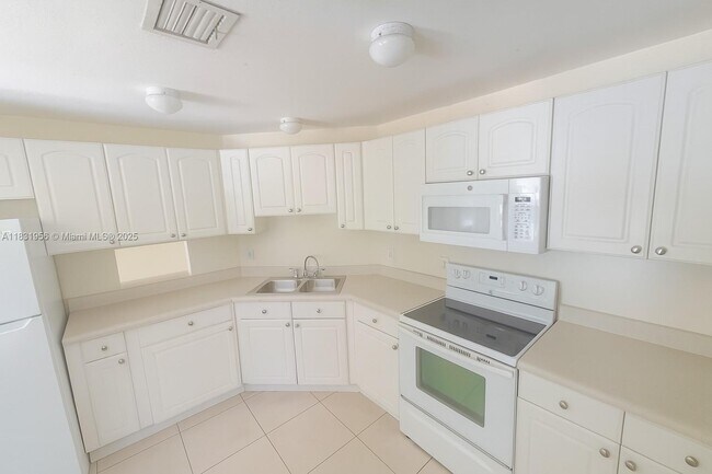Foto del edificio - 818 SW 28th St