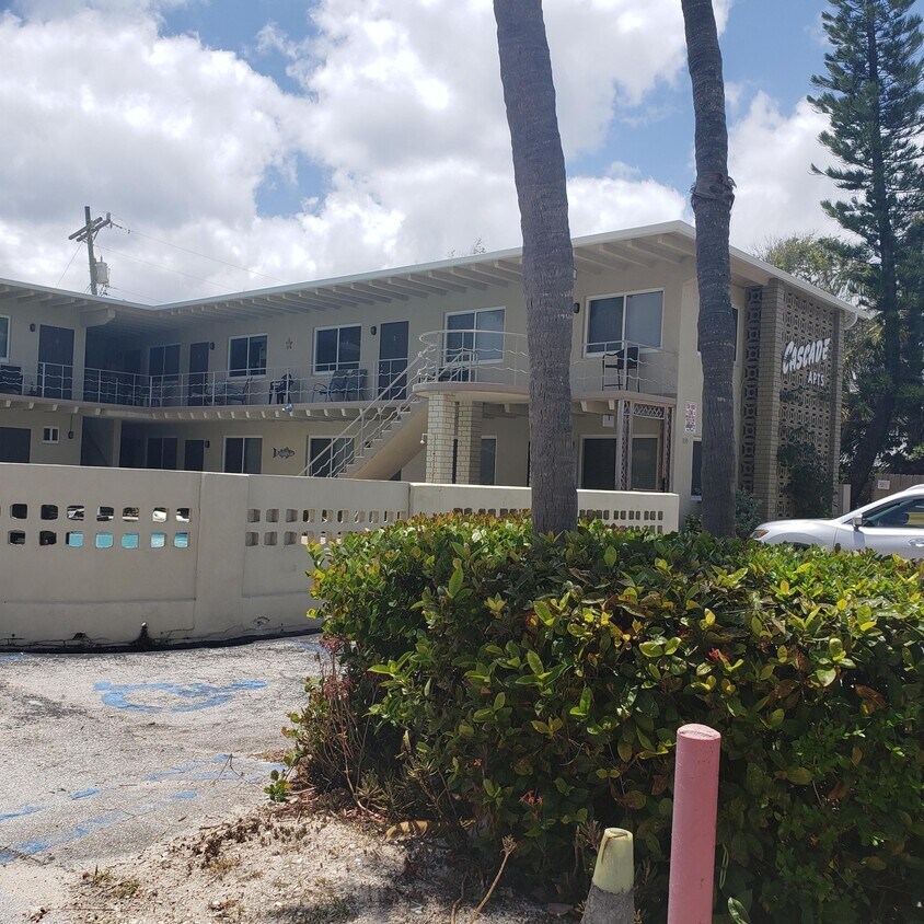 Primary Photo - 100 Cascade Ln