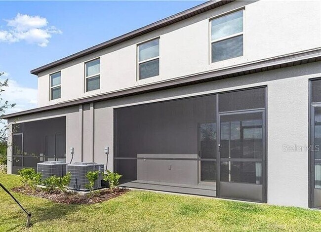 Building Photo - Spacious townhouse Available immediately