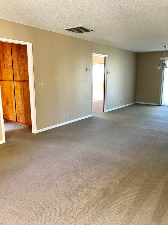 Foto del edificio - 1400 Flame Tree Ln