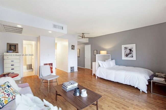 Foto del edificio - 880 NE 69th St