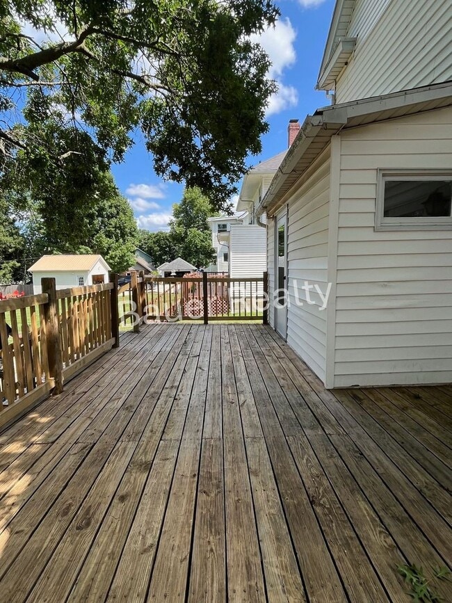 Building Photo - Three Bedroom Near Brookside Park