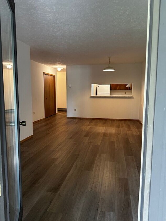 Fresh Paint and New Flooring! Great loca... - Fresh Paint and New Flooring!   Great loca...