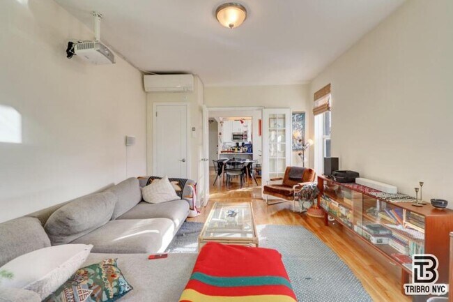 Foto del edificio - 3 bedroom in Queens NY 11385