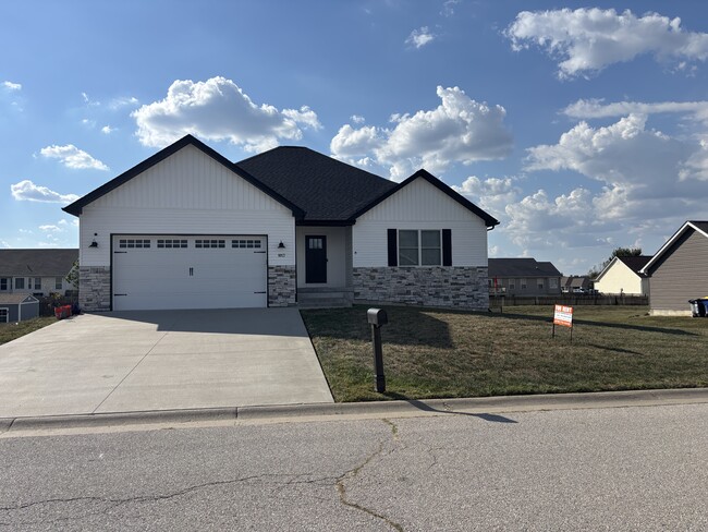 Building Photo - 1013 Oakmont Ln