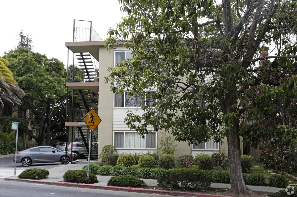 Building Photo - 634 Oakland Ave