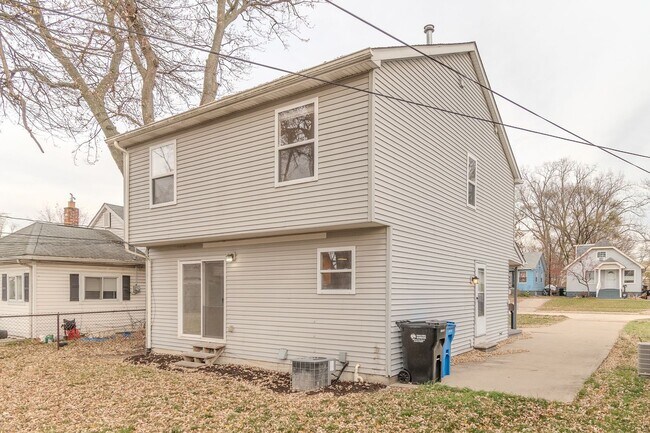 Foto del edificio - Modern and Open-Concept Home In Madison Heights - AVAILABLE NOW!