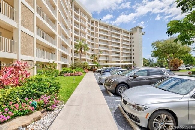 Building Photo - 2661 S Course Dr