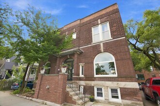 Building Photo - 1535 W Leland Ave