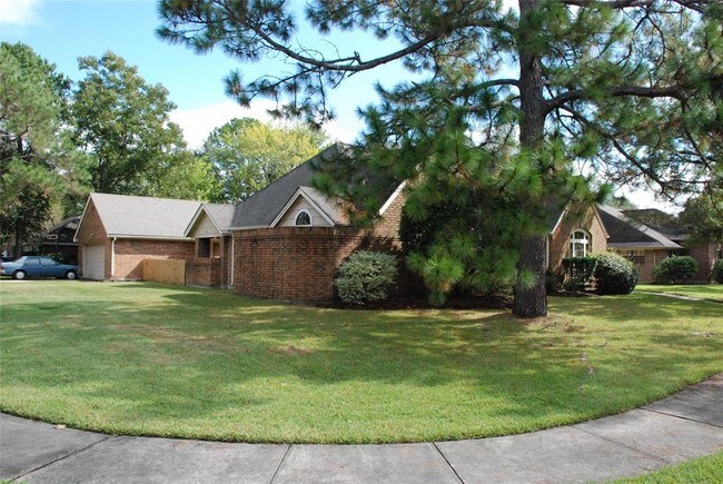 Building Photo - 1801 Twin Oaks St
