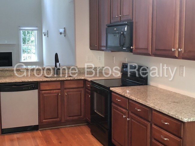 Building Photo - Spacious Town home near Deep Run Park