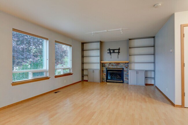 Foto del edificio - Stunning 4 Bedroom, 2.5 Bathroom Home With...