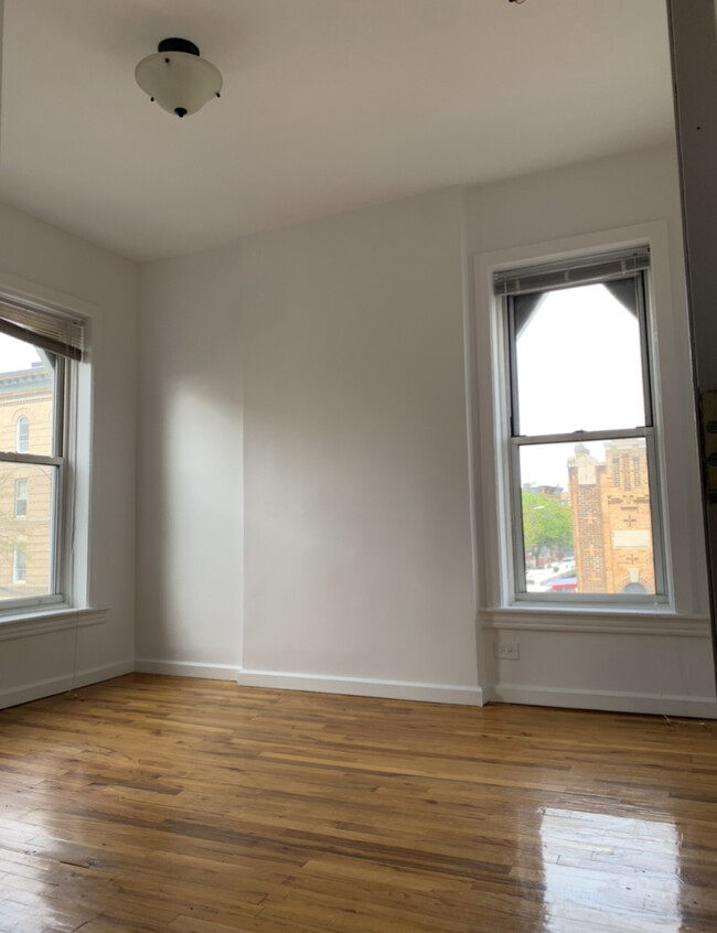 Building Photo - 1540 Dekalb Ave