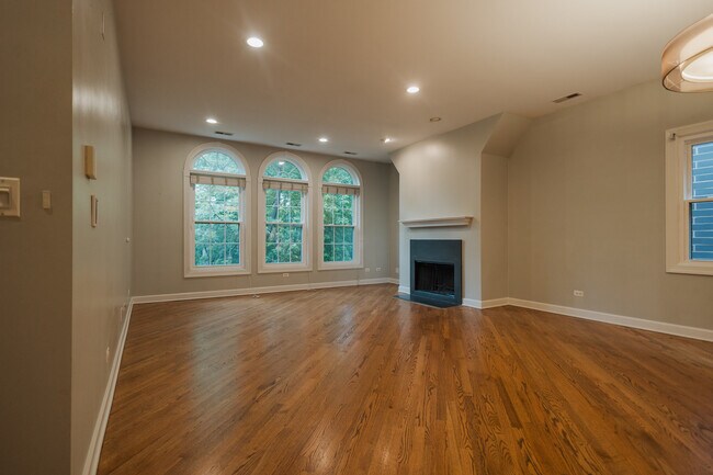 Building Photo - 1527 N Hudson Ave
