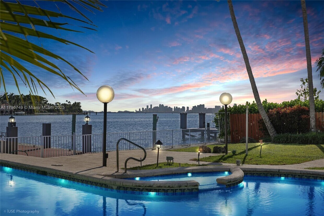 Foto principal - 1570 Bay Dr