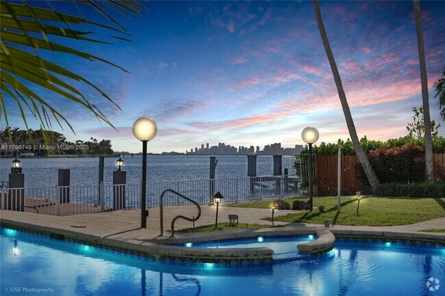 Building Photo - 1570 Bay Dr