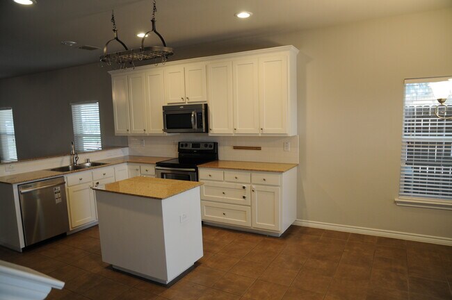 Kitchen w stainless appliances and granite - 3426 W 4th St