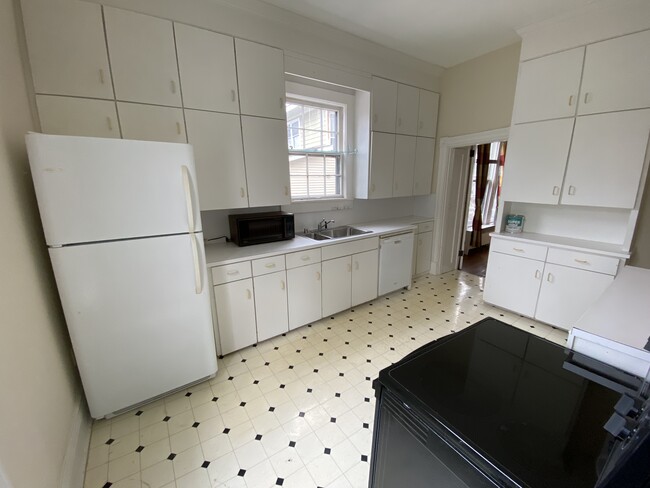 Kitchen - 621 E 13th Ave