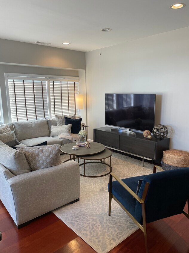 Living Room - 915 S Oak Park Ave
