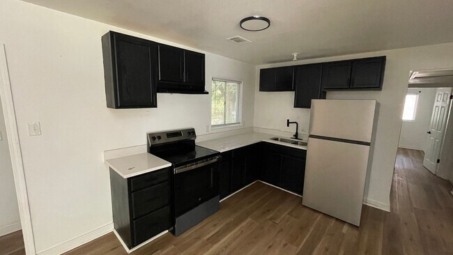 Foto del edificio - Spacious 4-Bed 2-Bath Home for Rent