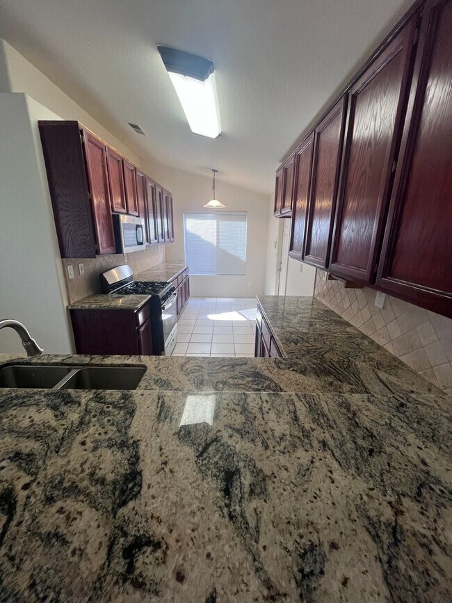 Foto del edificio - ADORABLE 3 BEDROOM HOUSE WITH POOL!