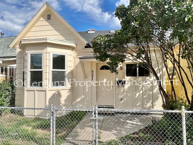 Building Photo - Cozy Remodeled ONE Bedroom Suite nestled i...