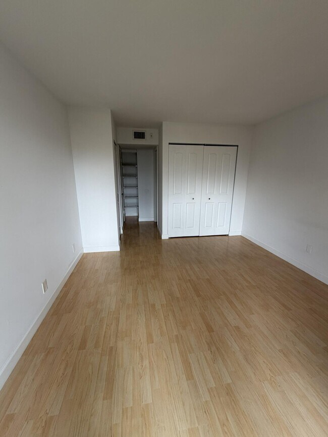 Foto del edificio - 3590 Blue Lake Dr