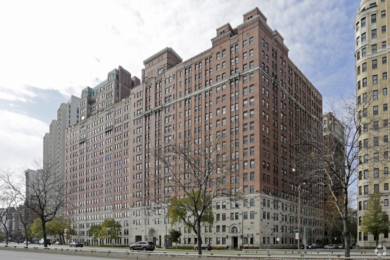 3260 & 3270 N Lake Shore Drive Apartments in Chicago, IL