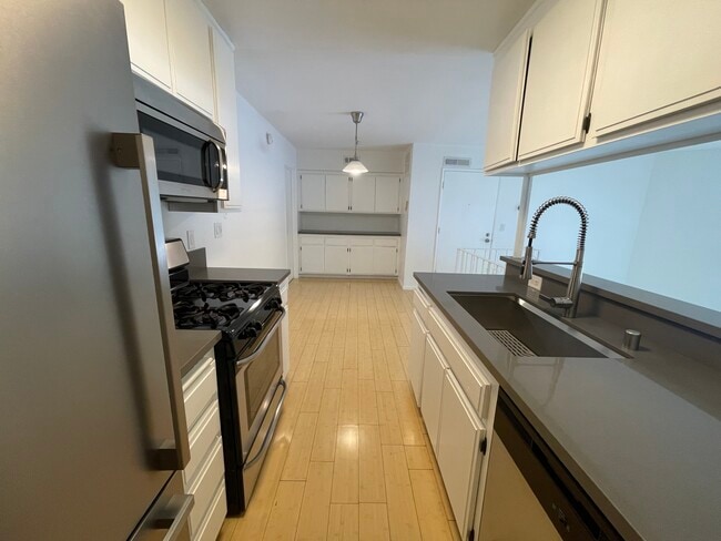 Building Photo - 5500 Lindley Ave