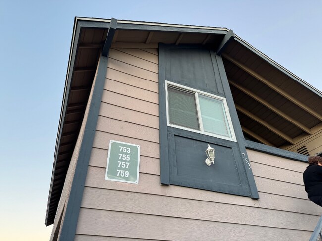 Building Photo - 753 Windwood Dr