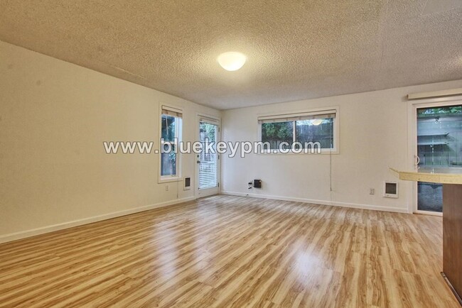 Building Photo - 2 Bed, 1 Bath Triplex in Sellwood-Moreland