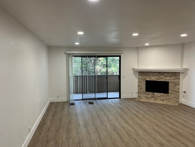 Building Photo - 8860 Villa La Jolla Dr