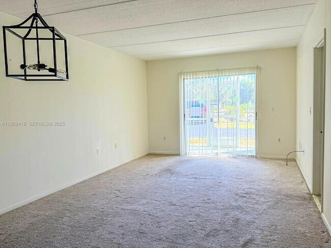 Foto del edificio - 649 S Tamiami Trl