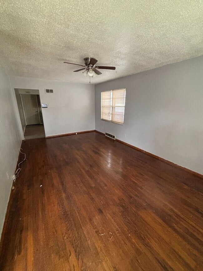 Foto del edificio - Charming 2-Bedroom Home Near Hickey Park –...