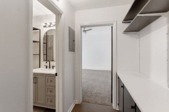Building Photo - 1 Bedroom Duplex COMPLETELY UPDATED with D...