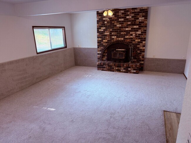 Foto del edificio - Large 3 BR 2.5 Bath Fenced Yard New Carpet...