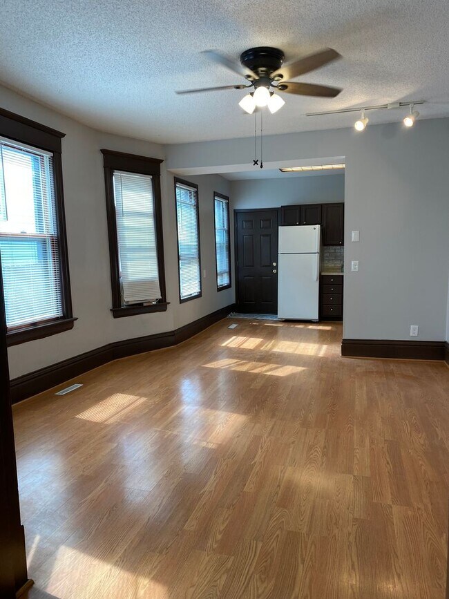 Foto del edificio - Spacious 2-Bed 1-Bath Unit Available in Minneapolis!