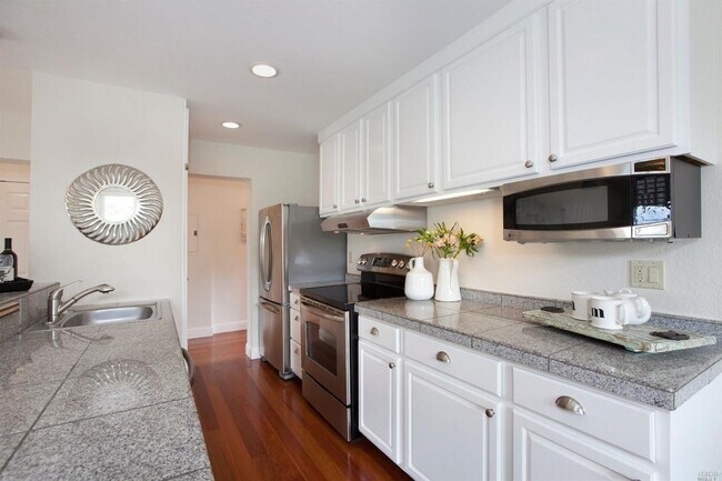 Foto del edificio - Updated and Bright 2 Bedroom Condo with Wr...