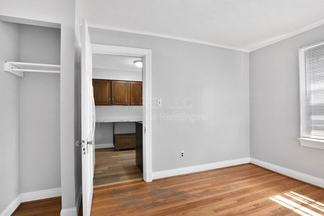 Building Photo - 221 S 41st St