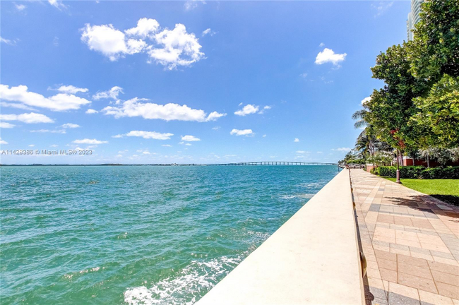 Foto del edificio - 1111 Brickell Bay Dr