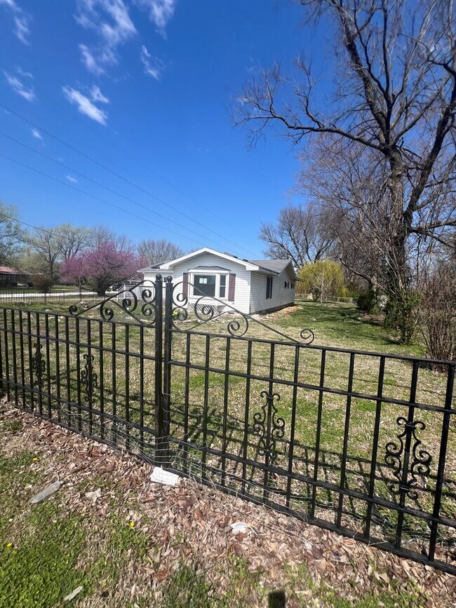 Building Photo - 3 bedrooms/2 bathrooms with detached 2 car...