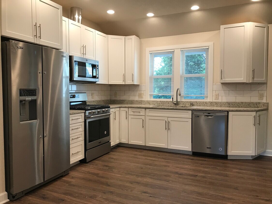 16480 Burleigh Pl, Brookfield, WI 53005 Townhome Rentals in