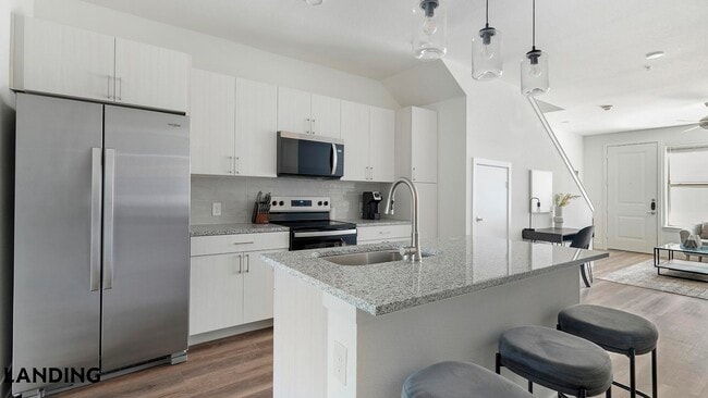 Foto del edificio - 6525 Ed Bluestein Blvd