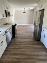 Building Photo - 305 Heathgate Dr