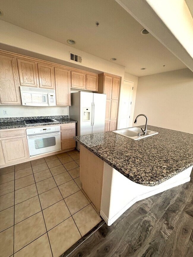 Foto del edificio - Beautiful, 2 story penthouse loft at the Manhattan condos on the south strip.