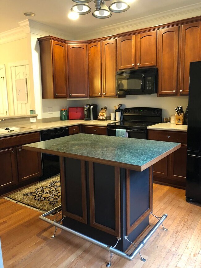 Building Photo - Charming All-Brick Townhome in the Heart o...