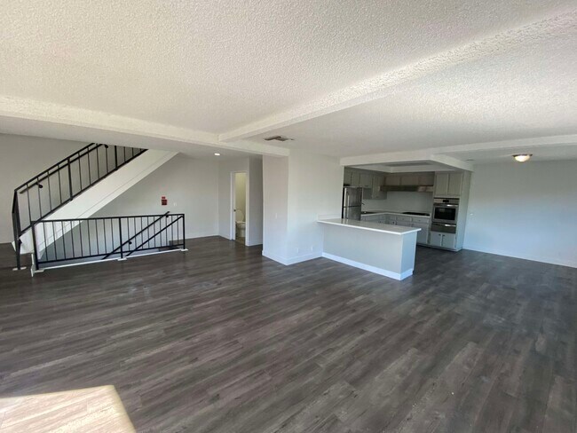 Foto del edificio - 829 N Bunker Hill Ave