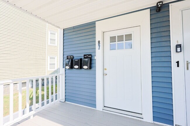 Foto del edificio - Available Now! Sunny & Large 3-Bedroom: In...