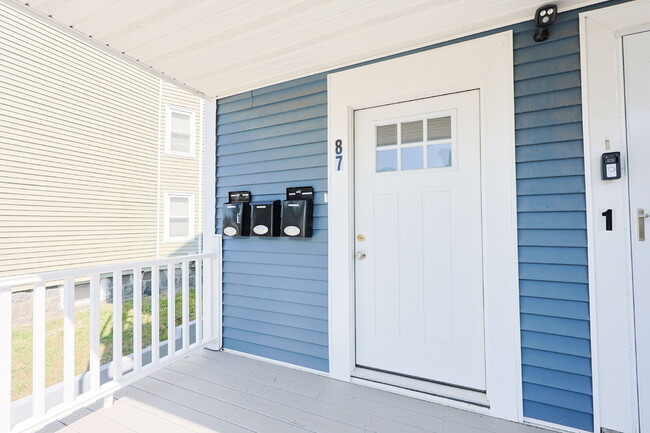 Building Photo - Available Now! Sunny & Large 3-Bedroom: In...