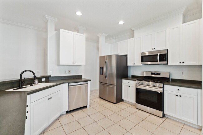 Foto del edificio - Move-in Ready Home with 2 Car Garage in Desirable Summerport Community!